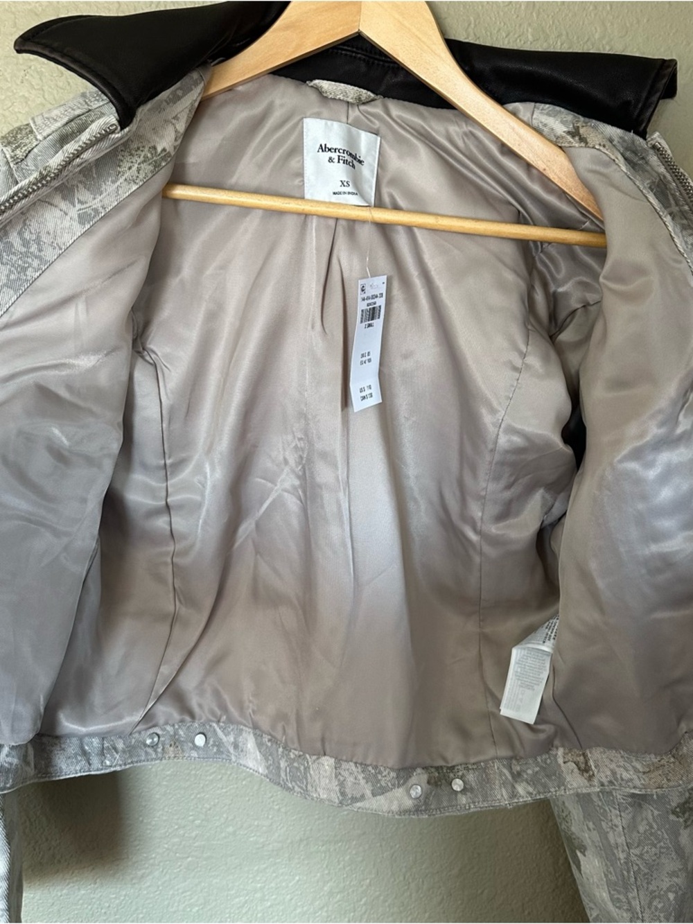 Abercrombie & Fitch Light Gray Camouflage Crop Bomber Jacket with Dark Collar - Picture 3 of 4